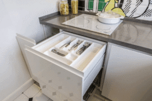 فني المنيوم في تيماء 